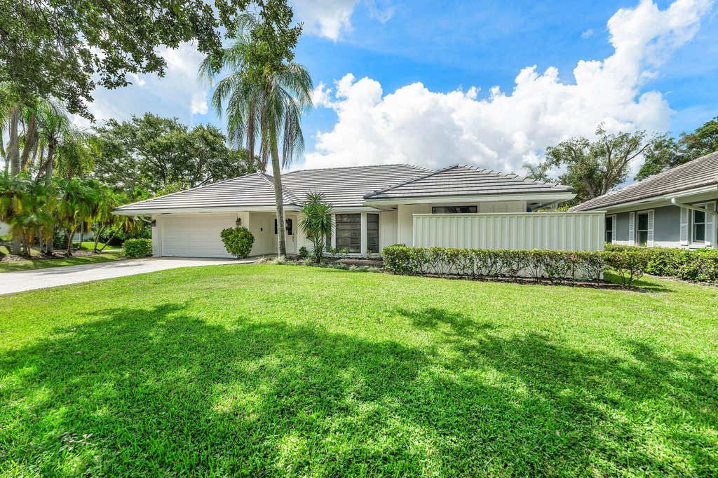Photo of 13 St Giles Road, Palm Beach Gardens, FL 33418 (MLS # B26059698)