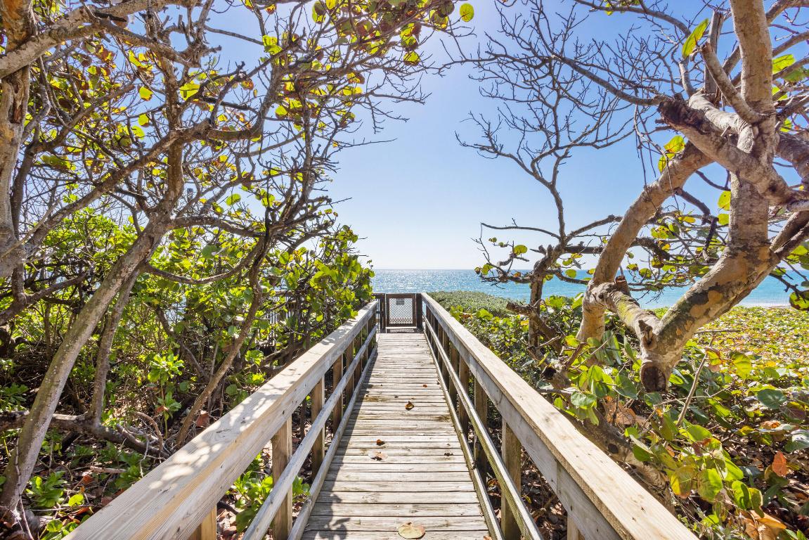 2 Sloans Curve Drive