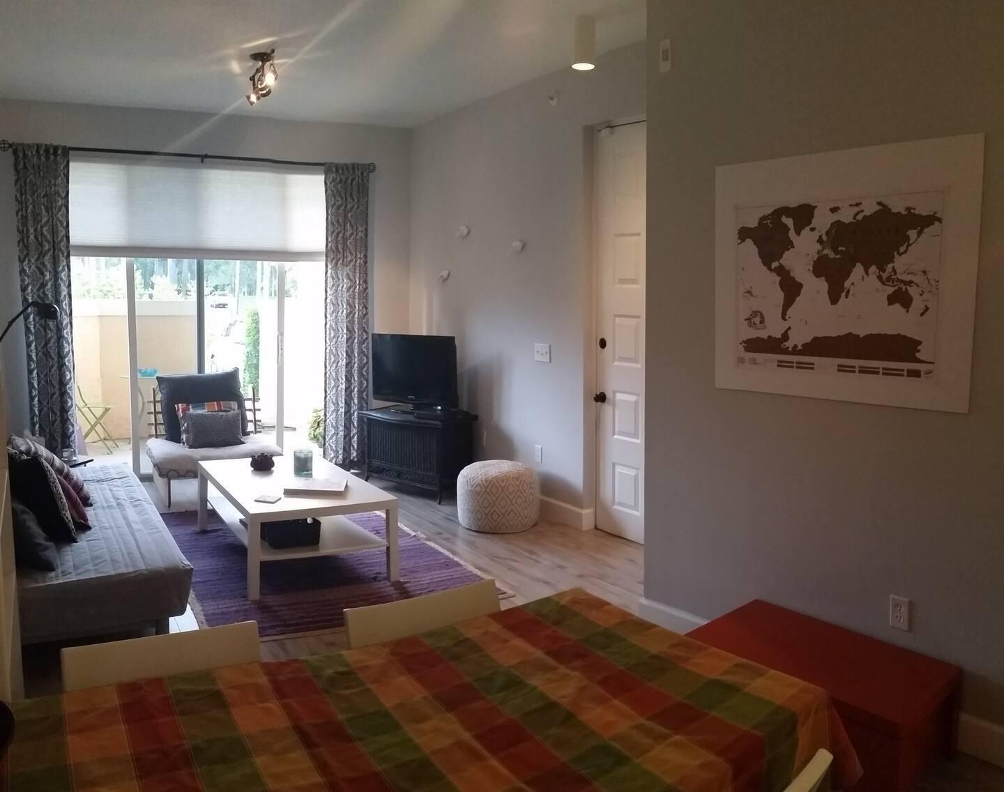 UNFURNISHED, Ground floor condo, with patio, New washer/dryer. Quartz kitchen counter tops, S/S appliance's. Walking distance to shops & restaurants in Abacoa. Roger Dean Stadium, The unit is updated with hard floors and many upgrades.