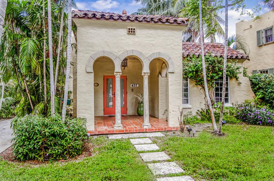 COME SEE THIS LOVINGLY RESTORED 1924 HOME IN HISTORIC NORTHWOOD COMPLETE WITH PRIVATE ZEN GARDEN AND GUEST COTTAGE. THE SECLUDED GARDEN INCLS A BUBBLING FOUNTAIN, LIVING WALL, TROPICAL FOLIAGE, AND ELEC AWNING FOR THOSE SUNNY DAYS. COME INVESTIGATE THE MANY EXTRAORDINARY FEATURES STARTING WITH THE IMPRESSIVE ENTRY LOGGIA WITH PECKY CYPRESS CEILINGS AND ORIGINAL ENTRY DOORS. THE LIVING ROOM IS CROWNED WITH THE ORIGINAL FIREPLACE AND HARDWOOD FLOORS OPENING TO THE FORMAL DINING ROOM. JACK AND JILL BEDROOMS SHARE THE FRONT OF THE HOUSE WITH THE 3RD BEDROOM USED AS A TV ROOM. SPLIT PLAN TO THE MASTER. YOU'LL FIND A SPACIOUS KITCHEN/PANTRY AND BRIGHT PELA WINDOWS THROUGHOUT. SPRINKLERS ON WELL.