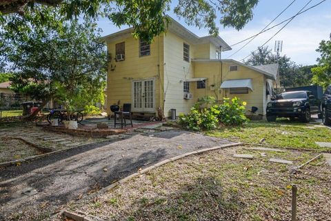 Single Family Residence in Lake Worth Beach FL 217 B Street St 29.jpg