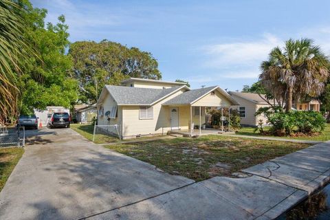 Single Family Residence in Lake Worth Beach FL 217 B Street St 2.jpg