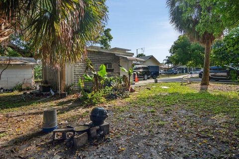 Single Family Residence in Lake Worth Beach FL 217 B Street St 28.jpg