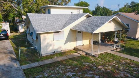 Single Family Residence in Lake Worth Beach FL 217 B Street St 31.jpg