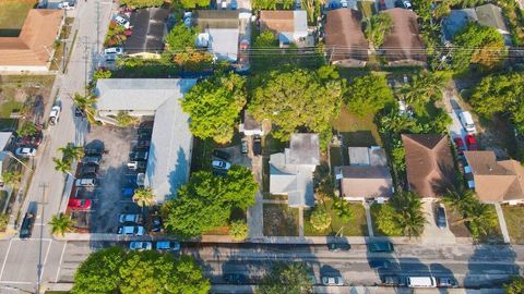 Single Family Residence in Lake Worth Beach FL 217 B Street St 35.jpg