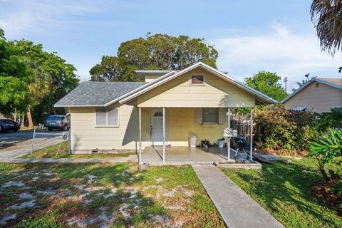 Single Family Residence in Lake Worth Beach FL 217 B Street St 3.jpg