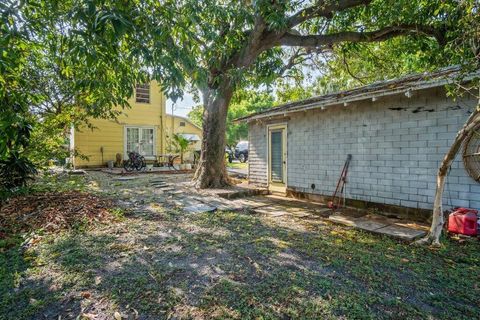 Single Family Residence in Lake Worth Beach FL 217 B Street St 27.jpg