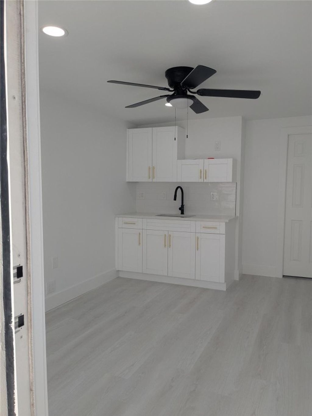 Photo of 21 SE 11 Avenue, Fort Lauderdale, FL 33301 (MLS # F10520938)