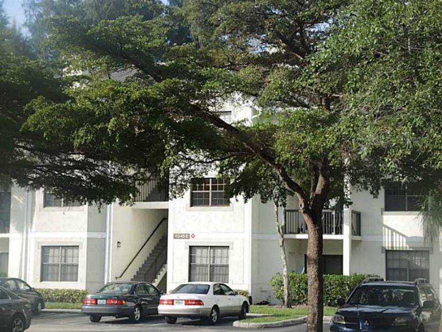 BEAUTIFUL 2/2 VERY CLEAN "NO CARPET" GREAT OPPORTUNITY FOR INVERSTORS, EXCELLENT TENANT RENTED FOR $1250.00  A MONTH TILL JULY 2016, UNIT LOCATED ON 1ST FLOOR, GATED COMMUNITY, OFFERING 2 POOLS, JACUZZI, TENNIS COURTS, PLAYGOUND