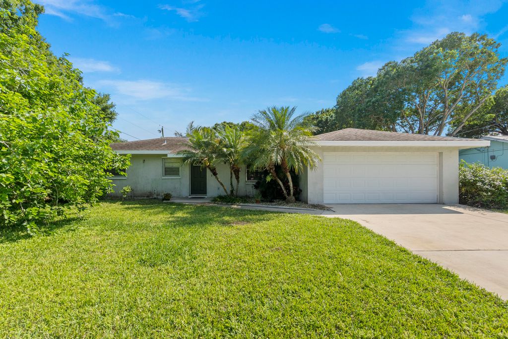 Photo of 905 E Scott Street, Fort Pierce, FL 34982 (MLS # R10789771)