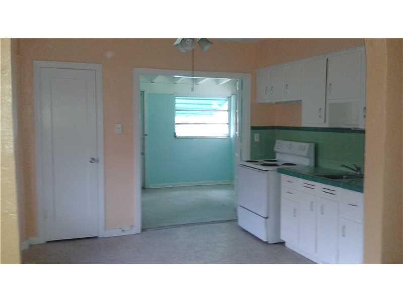 HOLLYWOOD LITTLE RANCHES - Residential