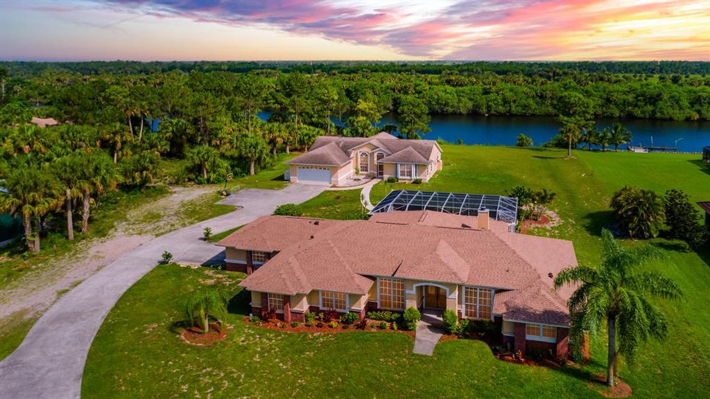 Photo of 11815 SW Grapefruit Court, Palm City, FL 34990 (MLS # R10820952)