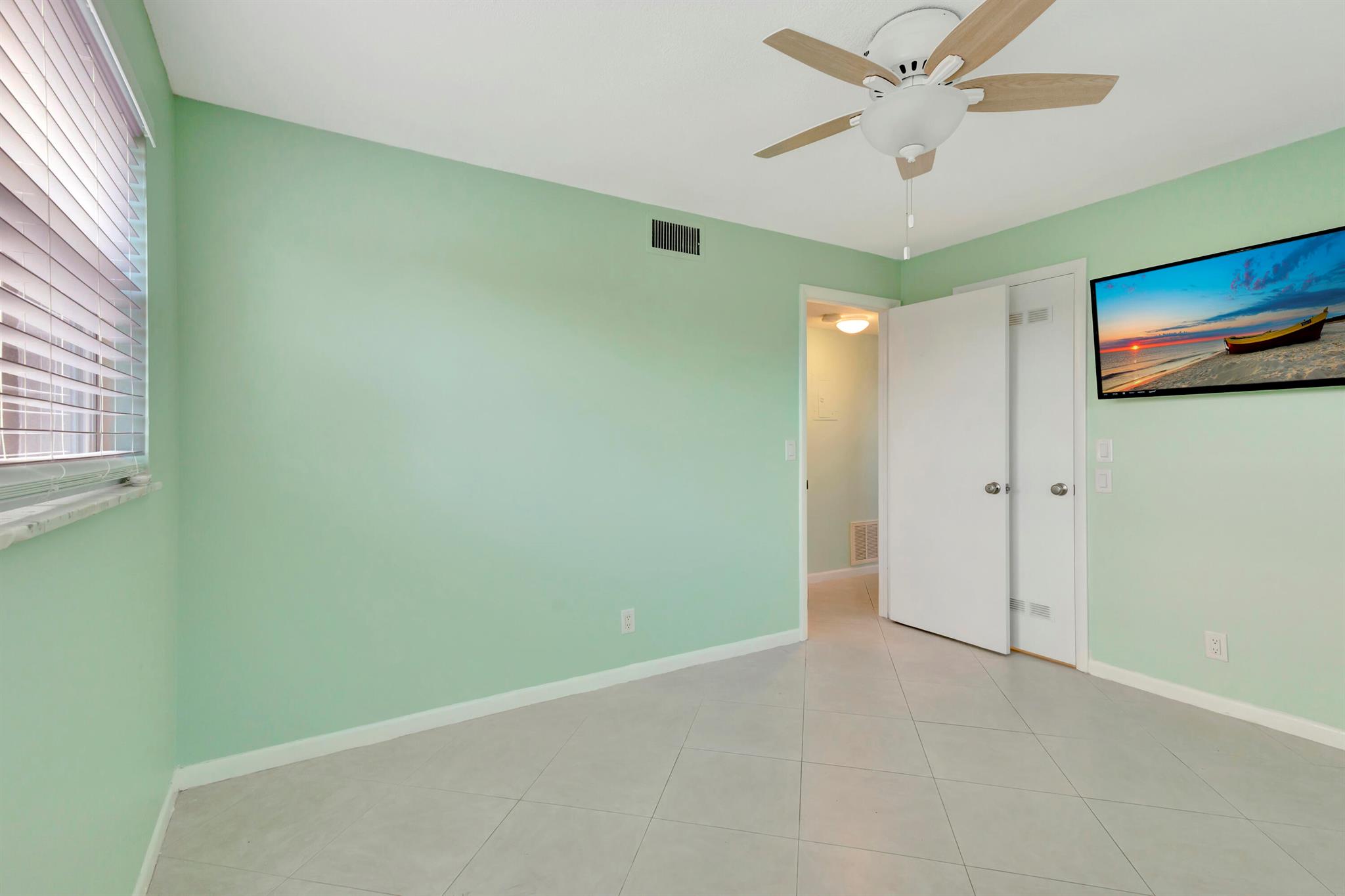 VILLAGE ROYALE GREENDALE CONDO - Residential