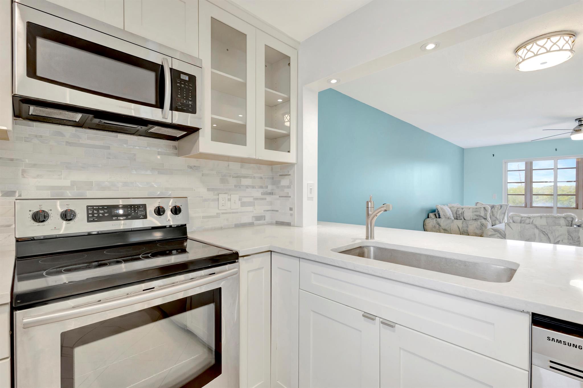 VILLAGE ROYALE GREENDALE CONDO - Residential