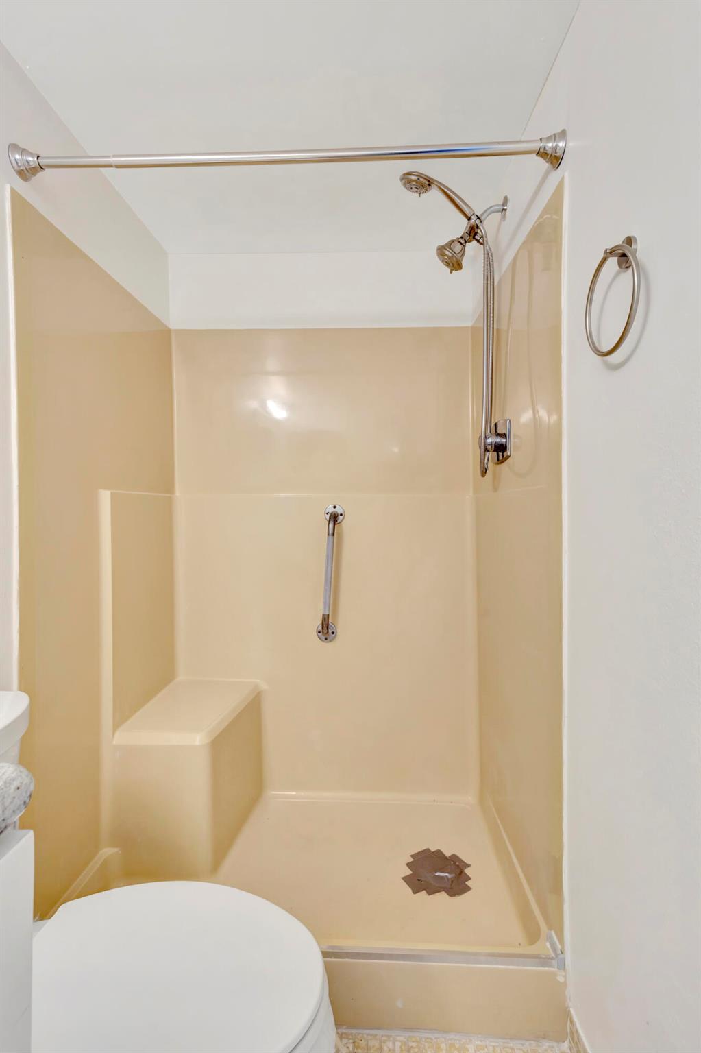 VILLAGE ROYALE GREENDALE CONDO - Residential