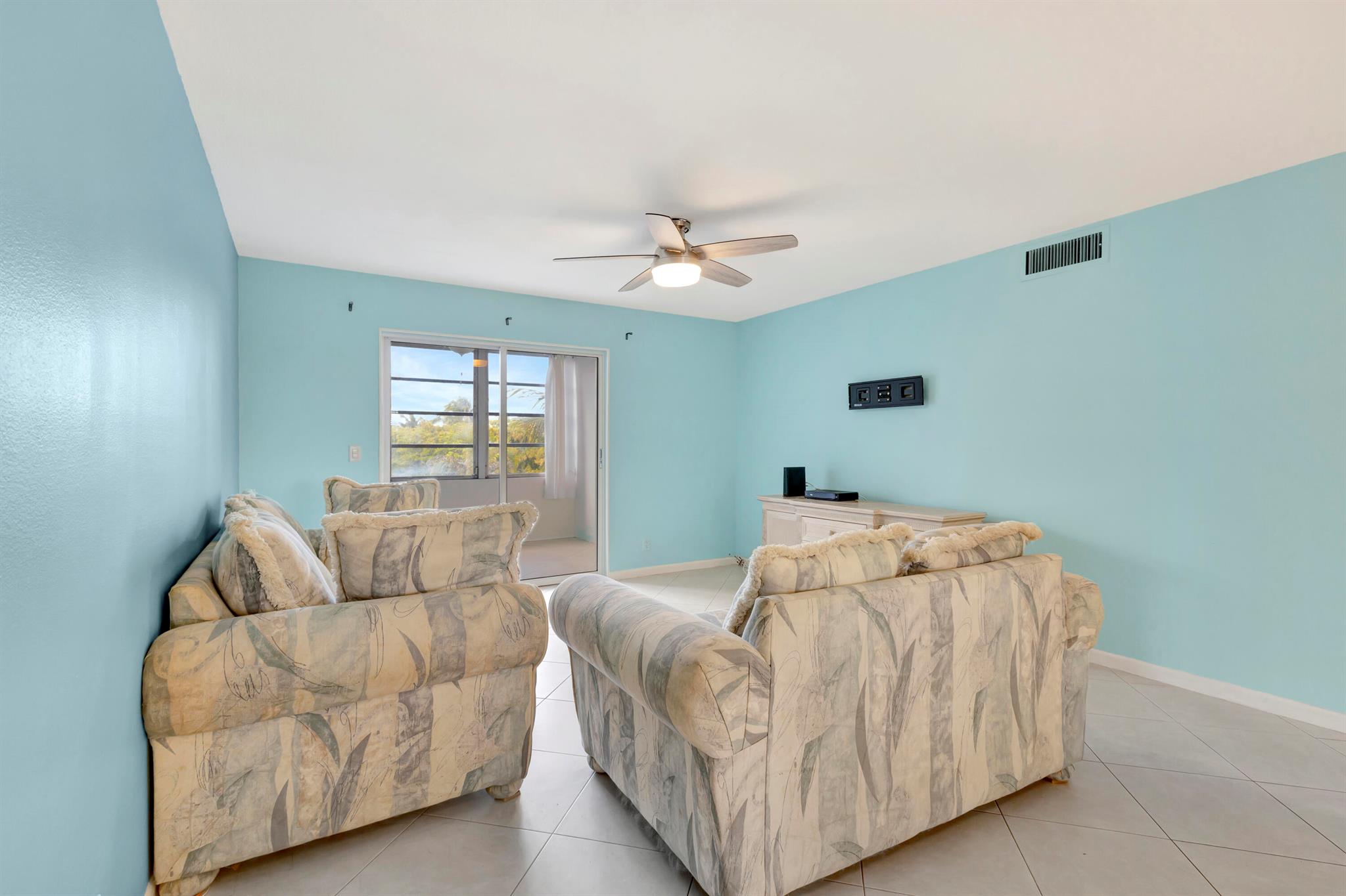 VILLAGE ROYALE GREENDALE CONDO - Residential