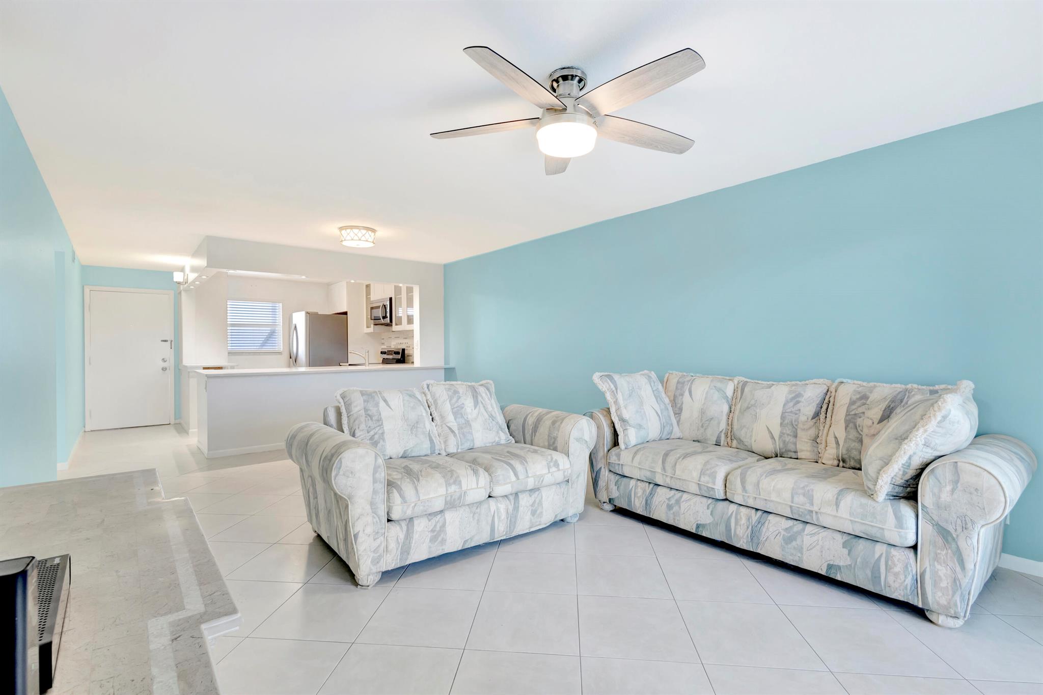 VILLAGE ROYALE GREENDALE CONDO - Residential