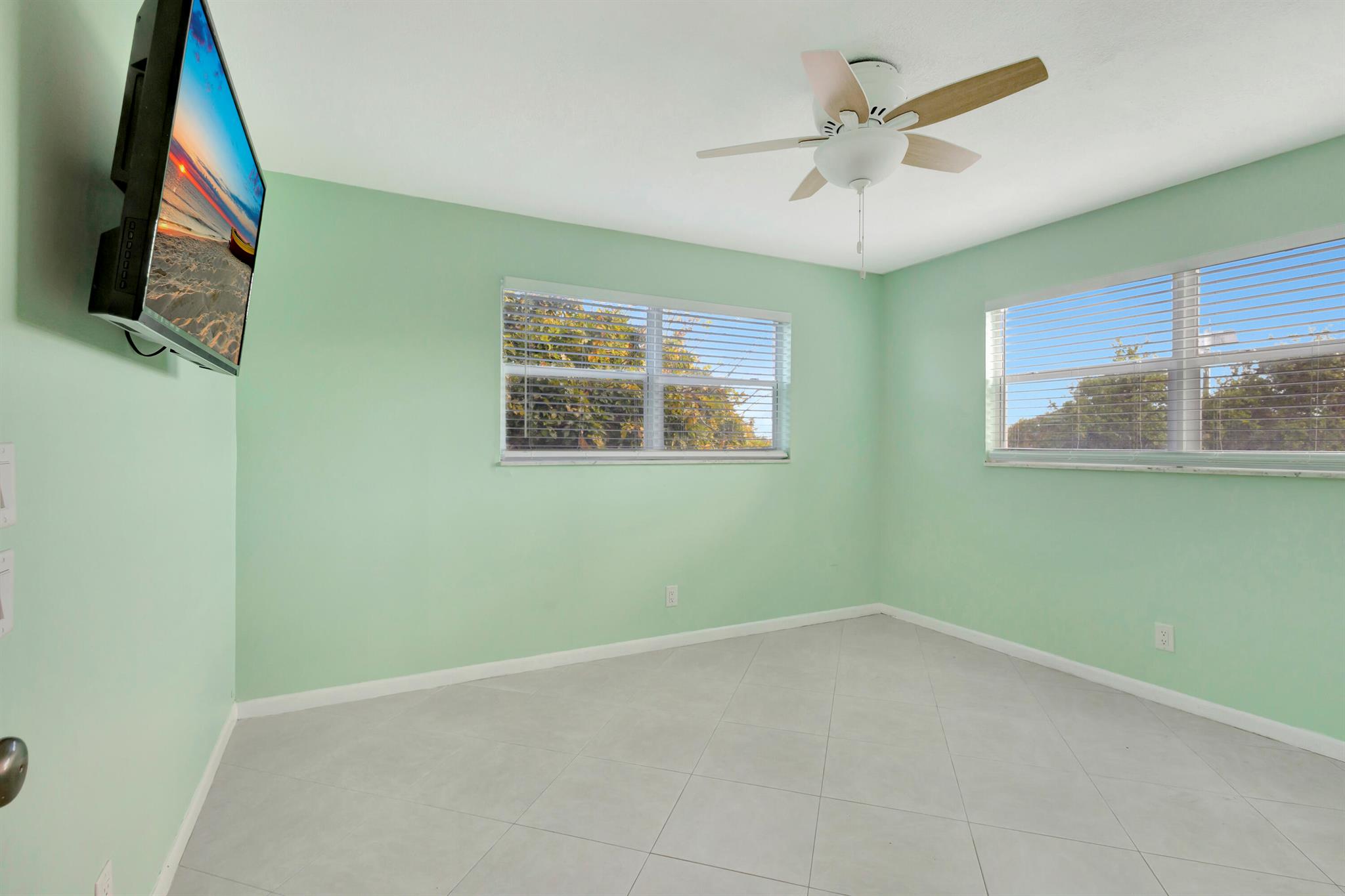 VILLAGE ROYALE GREENDALE CONDO - Residential