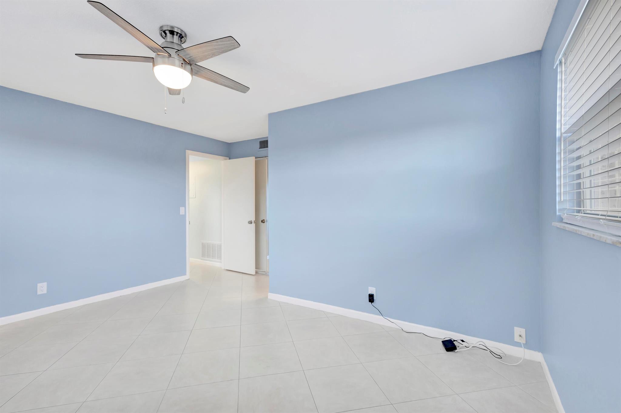 VILLAGE ROYALE GREENDALE CONDO - Residential