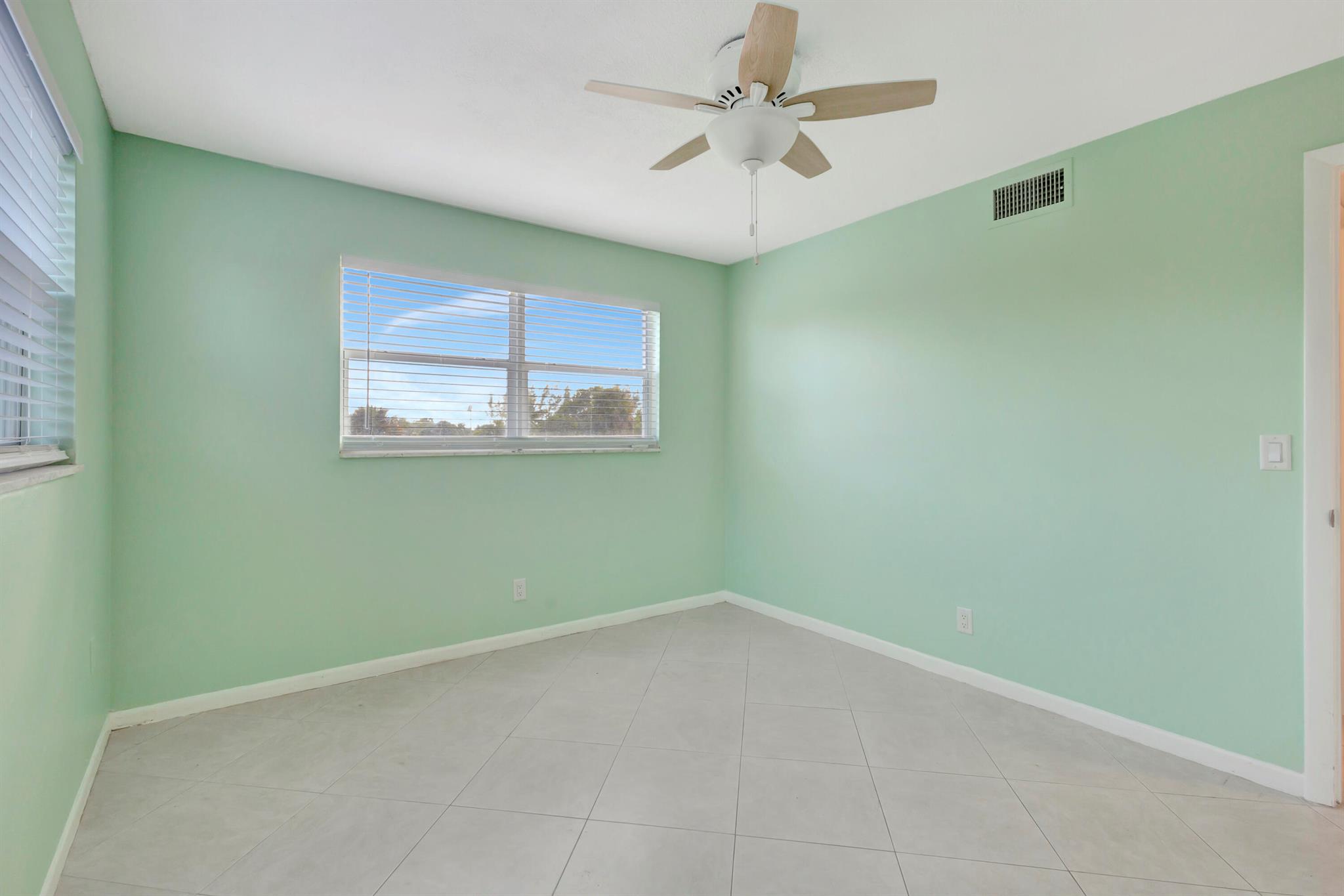 VILLAGE ROYALE GREENDALE CONDO - Residential