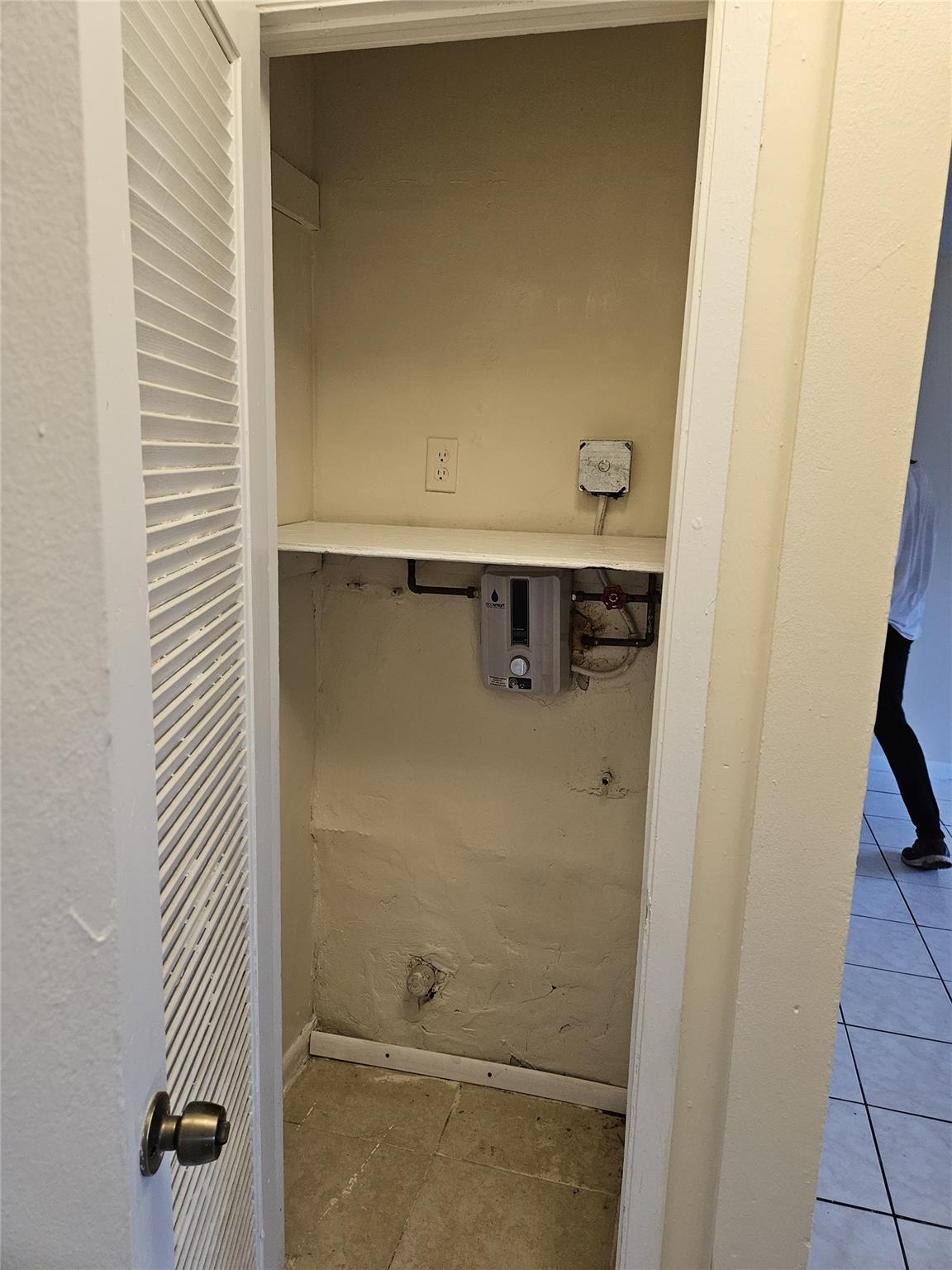 College Tr 19-9 B - Residential Lease