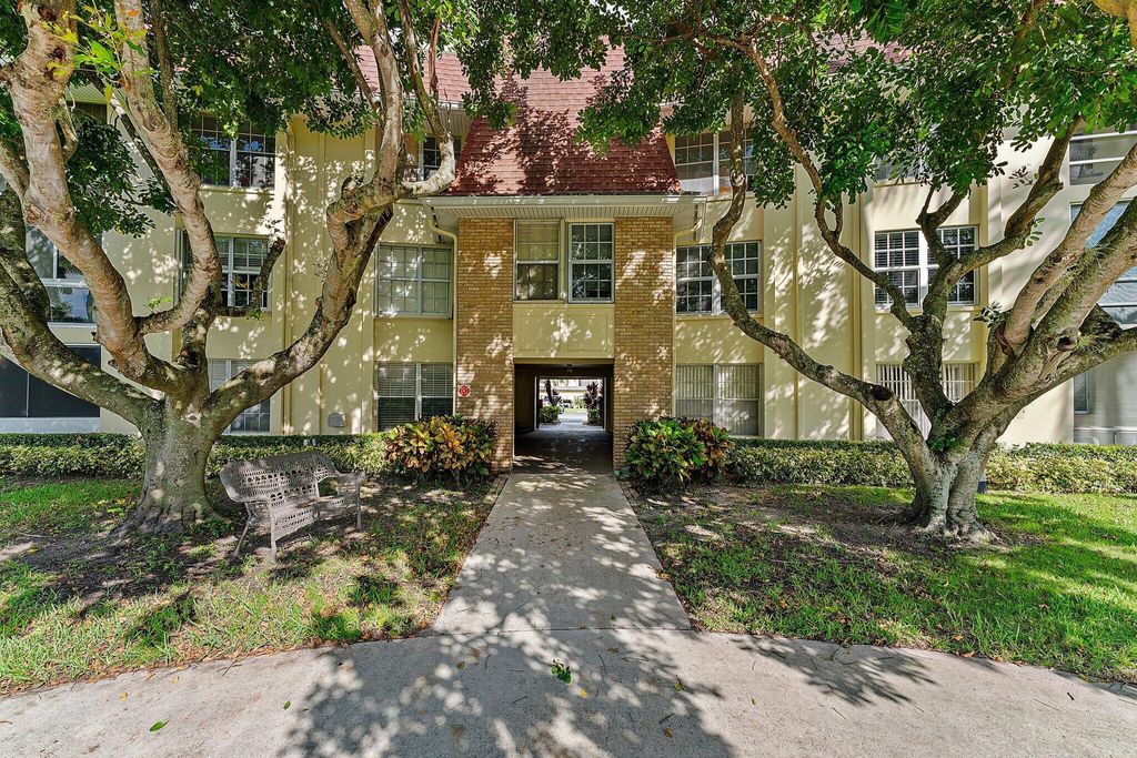 Photo of 5520 Tamberlane 308 Circle #308, Palm Beach Gardens, FL 33418 (MLS # R11029021)