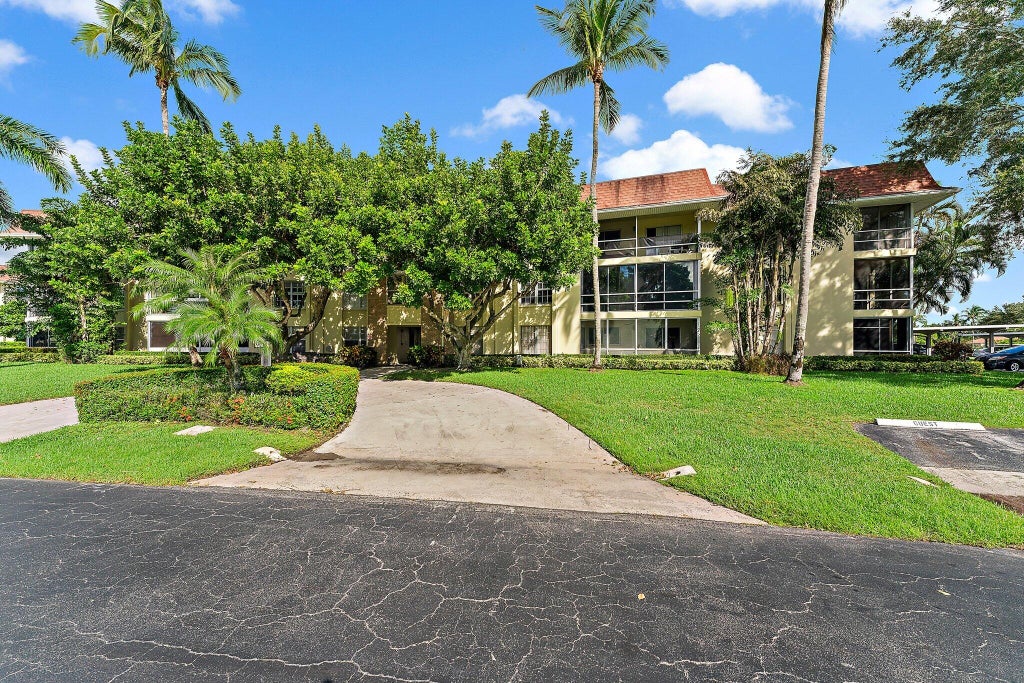 Photo of 5520 Tamberlane 308 Circle #308, Palm Beach Gardens, FL 33418 (MLS # R11029021)