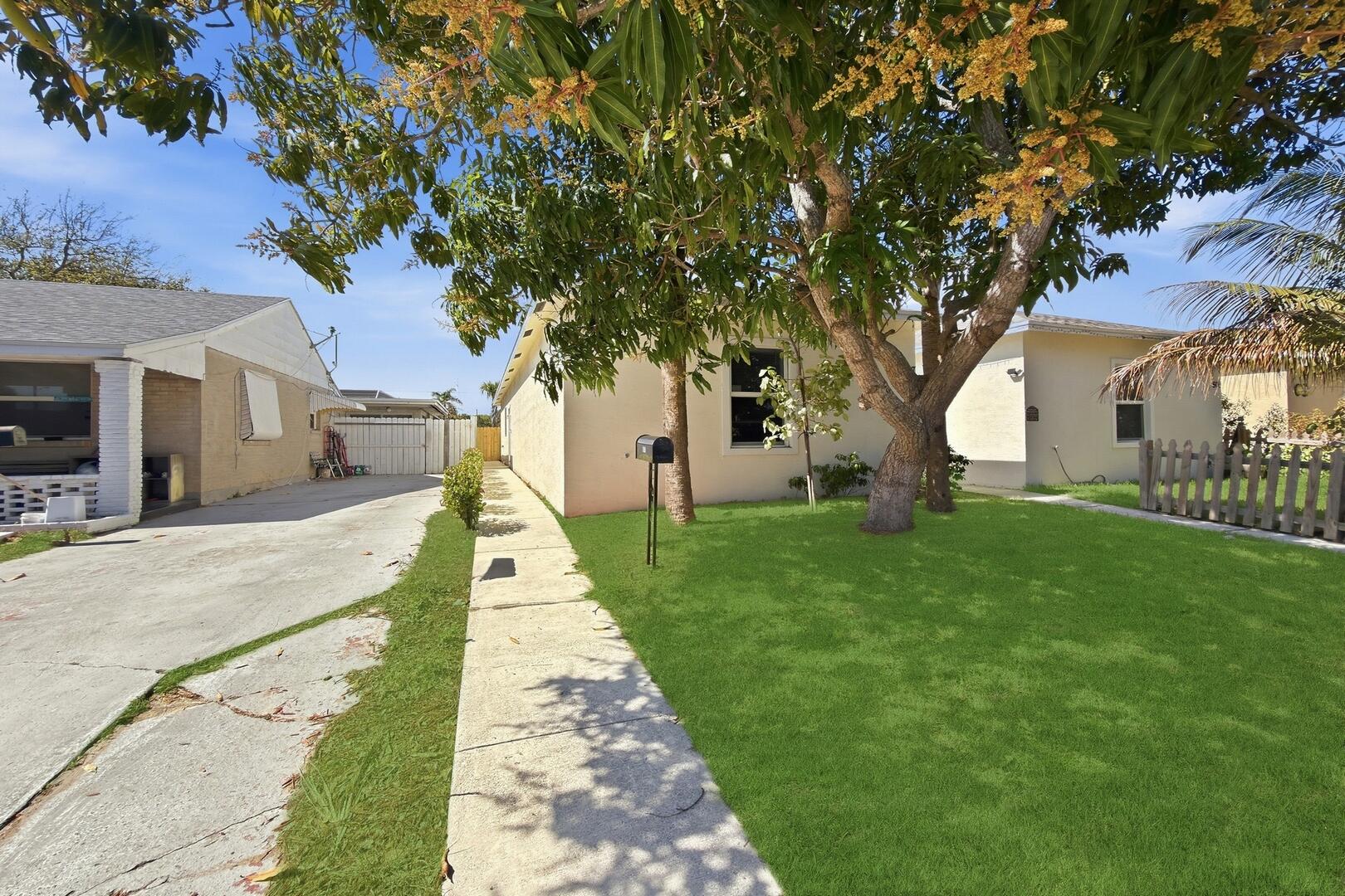 LAKE WORTH TOWN - Residential