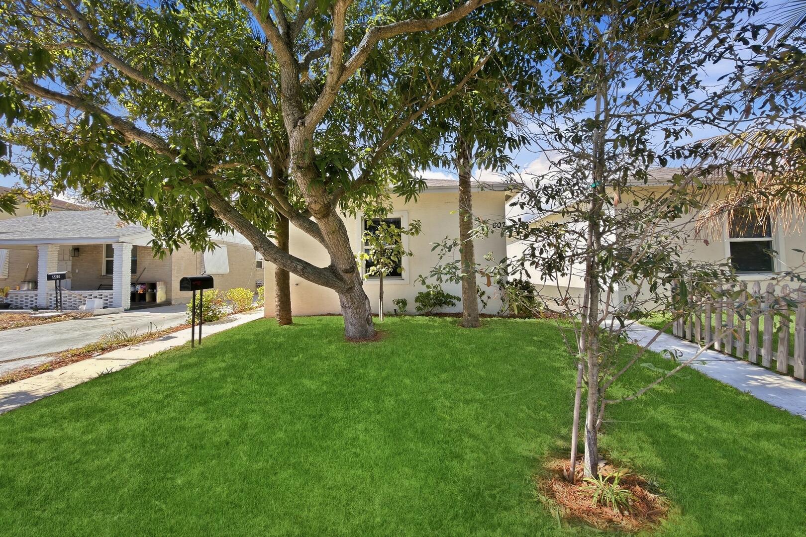 LAKE WORTH TOWN - Residential