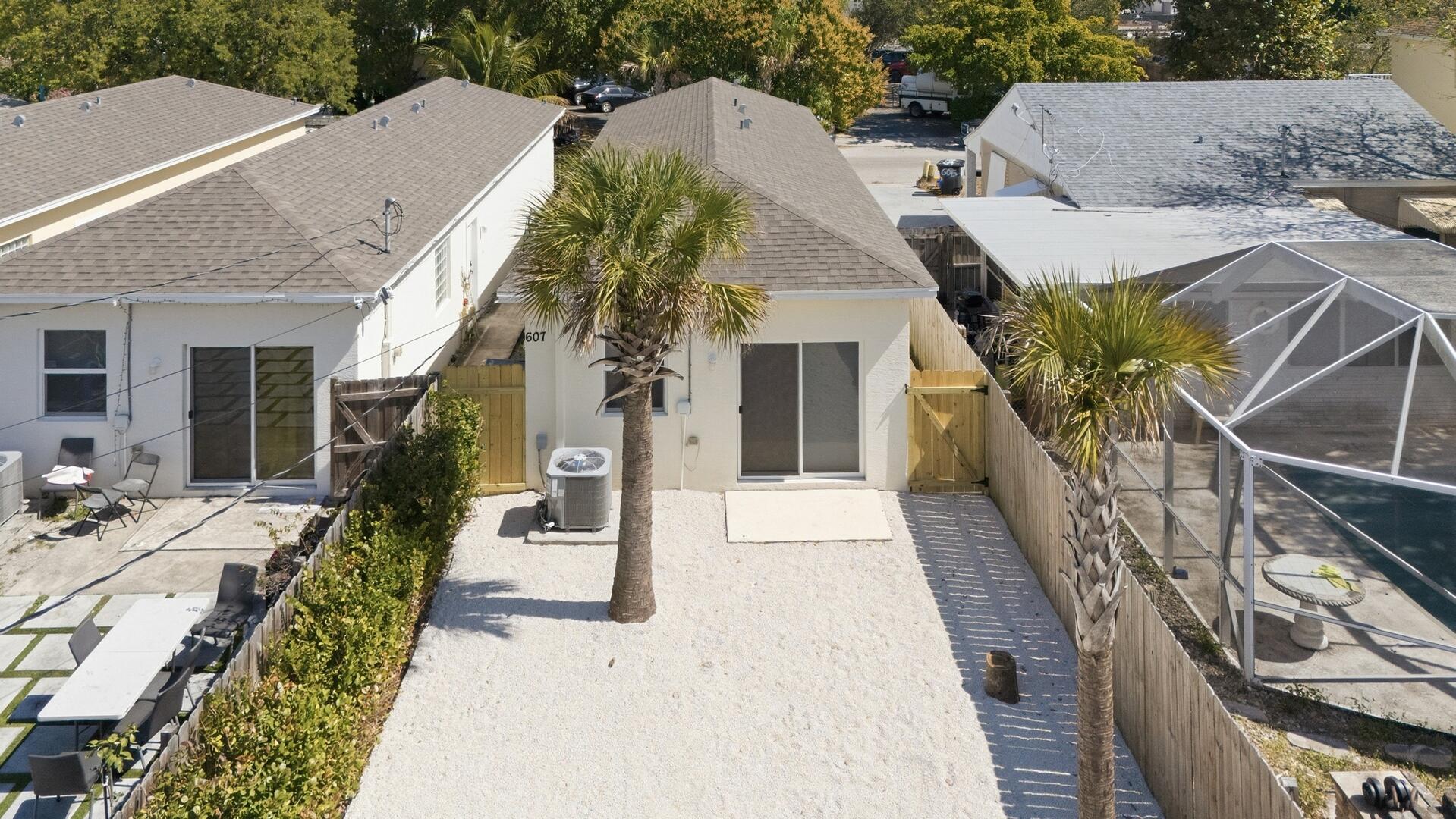 LAKE WORTH TOWN - Residential