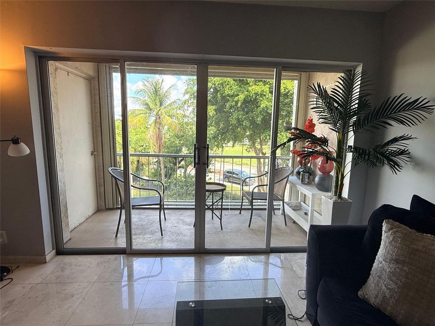 PERFECTLY LOCATED IN CENTRAL WPB!!! Near Major Highways 10 minutes from PBI, City Place, Downtown WPB, Beaches, and much more. 2 Assigned parking plus Guest Parking. Washer/Dryer inside Unit. Very Spacious more than 1000sqf.