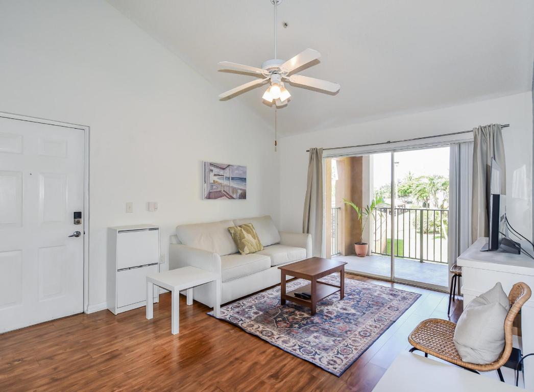 ST ANDREWS AT BOYNTON BEACH CONDOMINIUM - Residential Lease