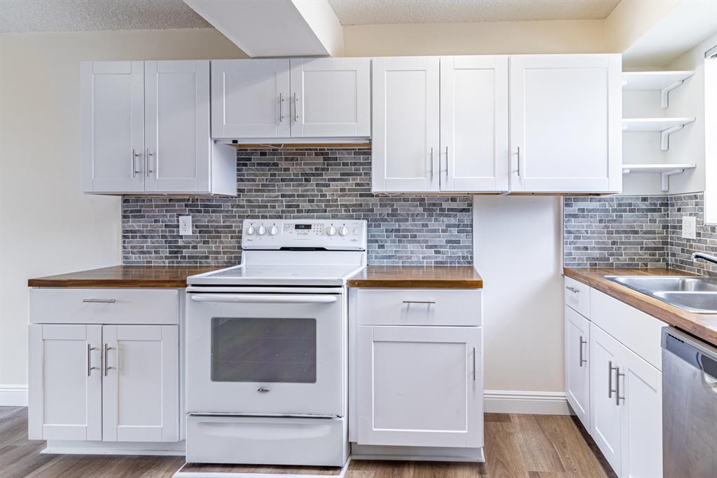 Beautifully renovated and freshly painted, you'll love the move-in ready convenience and the fabulous location of this charming townhome located in the Canalakes community. Washer and dryer are included for maximum convenience. Design details in this open-concept home include wood laminate flooring, updated baths, and updated fixtures and finishes throughout. Gorgeous kitchen features Shaker-style cabinetry, tile backsplash, and stainless steel refrigerator and dishwasher. Privacy-fenced terrace offers an ideal spot for outdoor seating, dining and entertaining. Canalakes community amenities include pool, tennis and more. Close to the area's best shopping, dining, recreation and major thoroughfares.