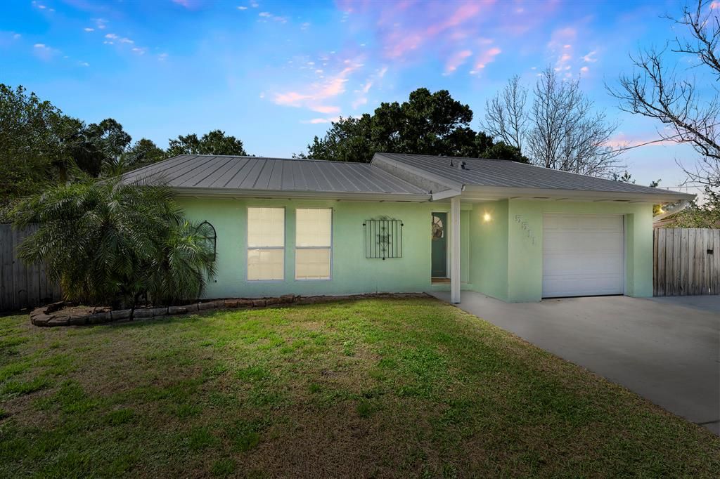 Photo of 5511 Deleon Avenue, Fort Pierce, FL 34951 (MLS # R10694408)