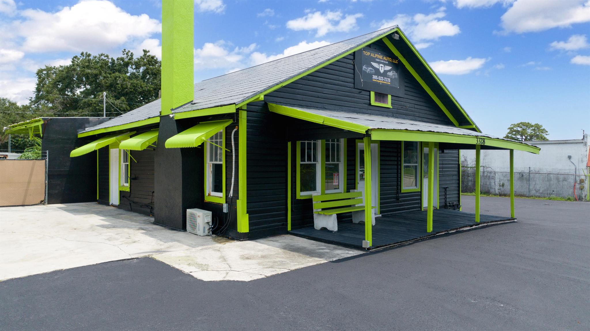 Main image without alt text