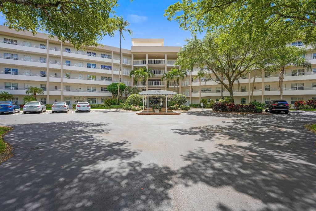 Photo of 3800 Oaks Clubhouse Drive #503, Pompano Beach, FL 33069 (MLS # R11158431)