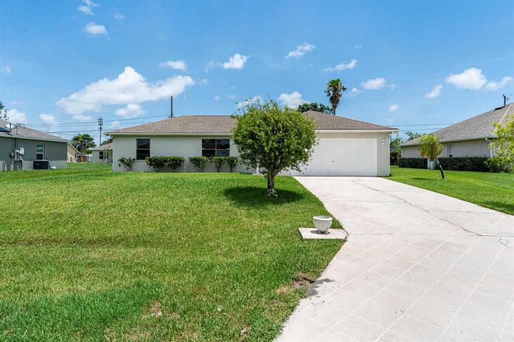Photo of 641 SW Stillman Avenue, Port Saint Lucie, FL 34953 (MLS # R10803239)