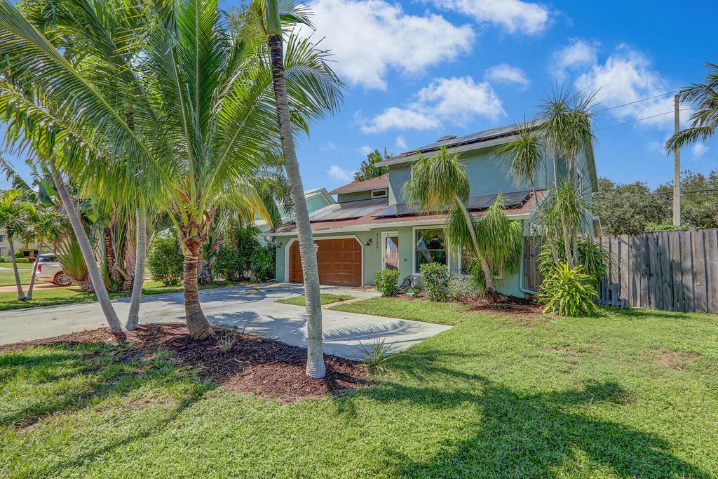 Photo of 1103 Rainwood Circle W, Palm Beach Gardens, FL 33410 (MLS # R11121007)