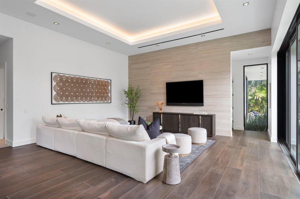 ROYAL PALM YACHT & COUNTRY CLUB - Residential