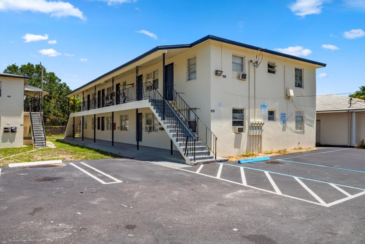 CLOWS - Commercial Sale