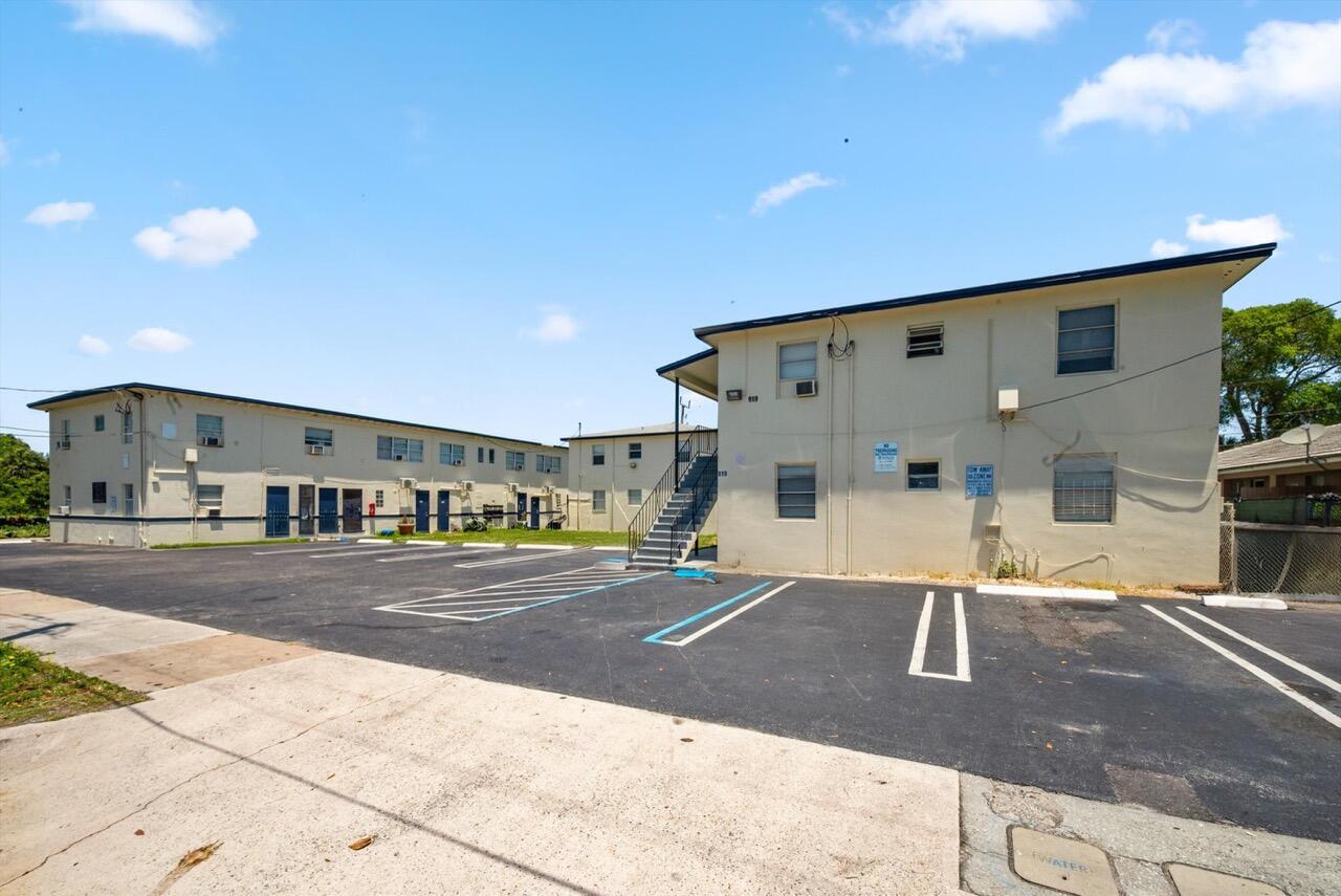 CLOWS - Commercial Sale