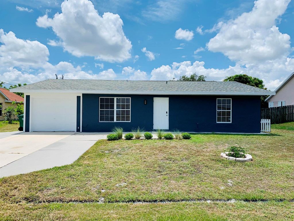 Photo of 556 SE Sunnybrook Terrace, Port St Lucie, FL 34983 (MLS # R10995127)