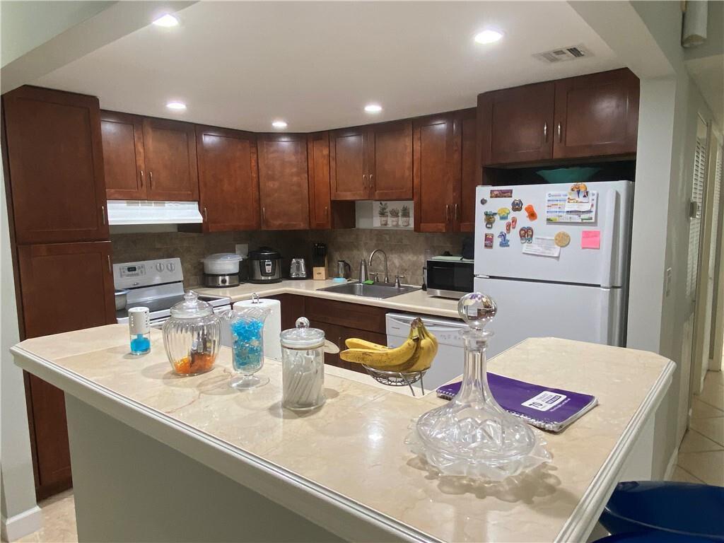 HERITAGE CIRCLE CONDO - Residential