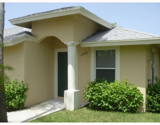 3br/2ba single level villa located in the heart of Wellington!