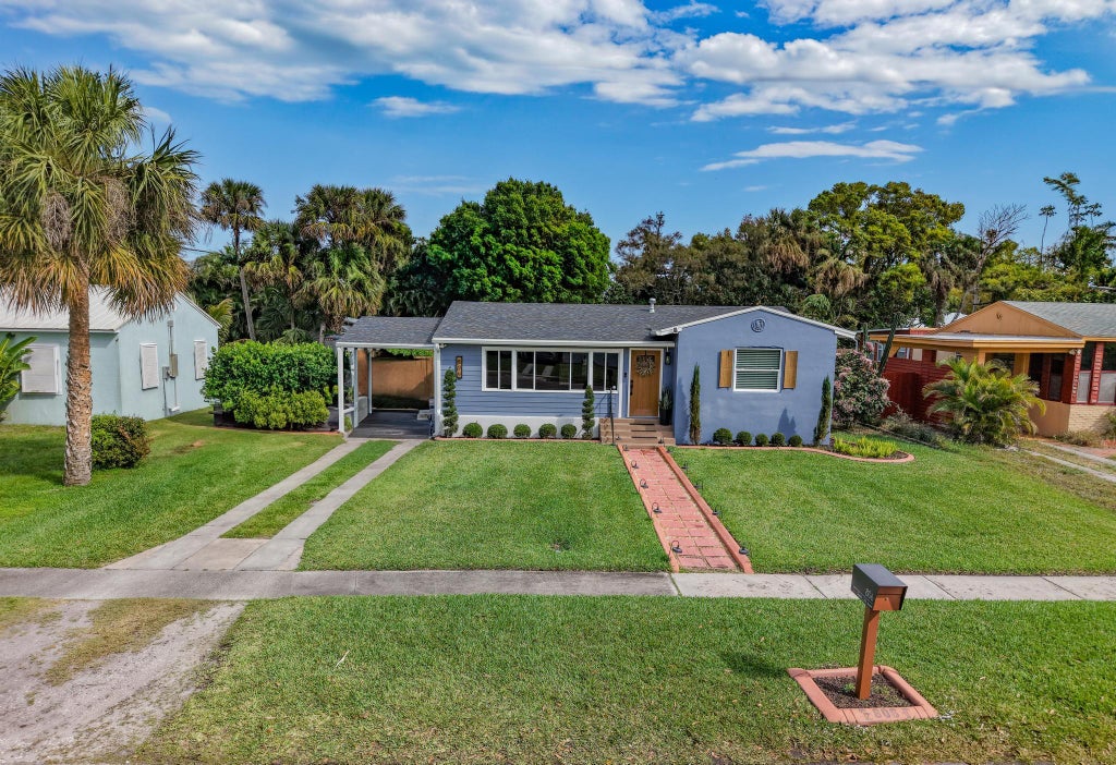 Photo of 806 S 12th Street, Fort Pierce, FL 34950 (MLS # R11065640)