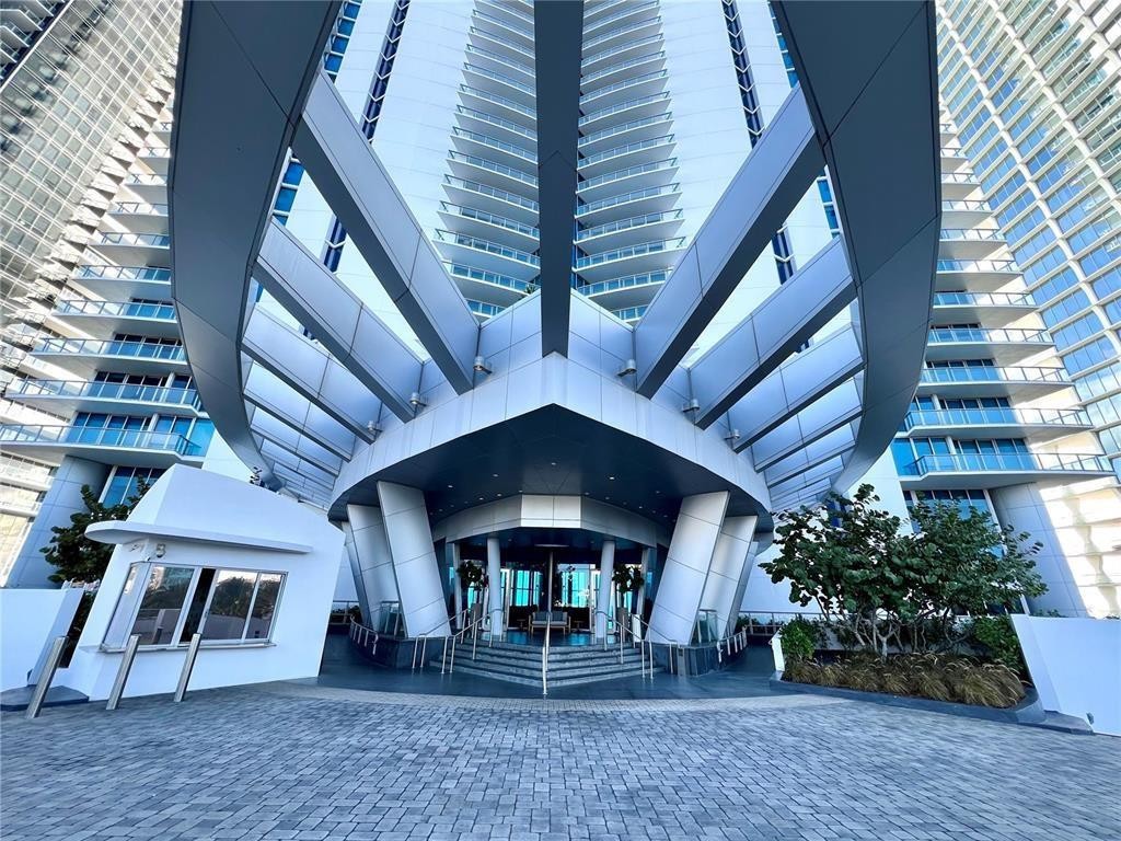 17001 Collins Avenue 805