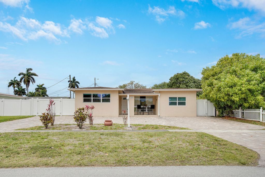 Photo of 104 N 31st Court, Hollywood, FL 33021 (MLS # B26016959)