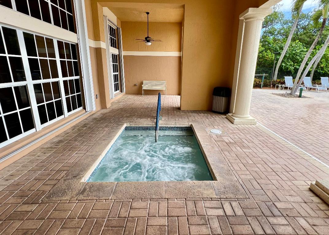 HYPOLUXOS MARINERS CAY CONDO - Residential