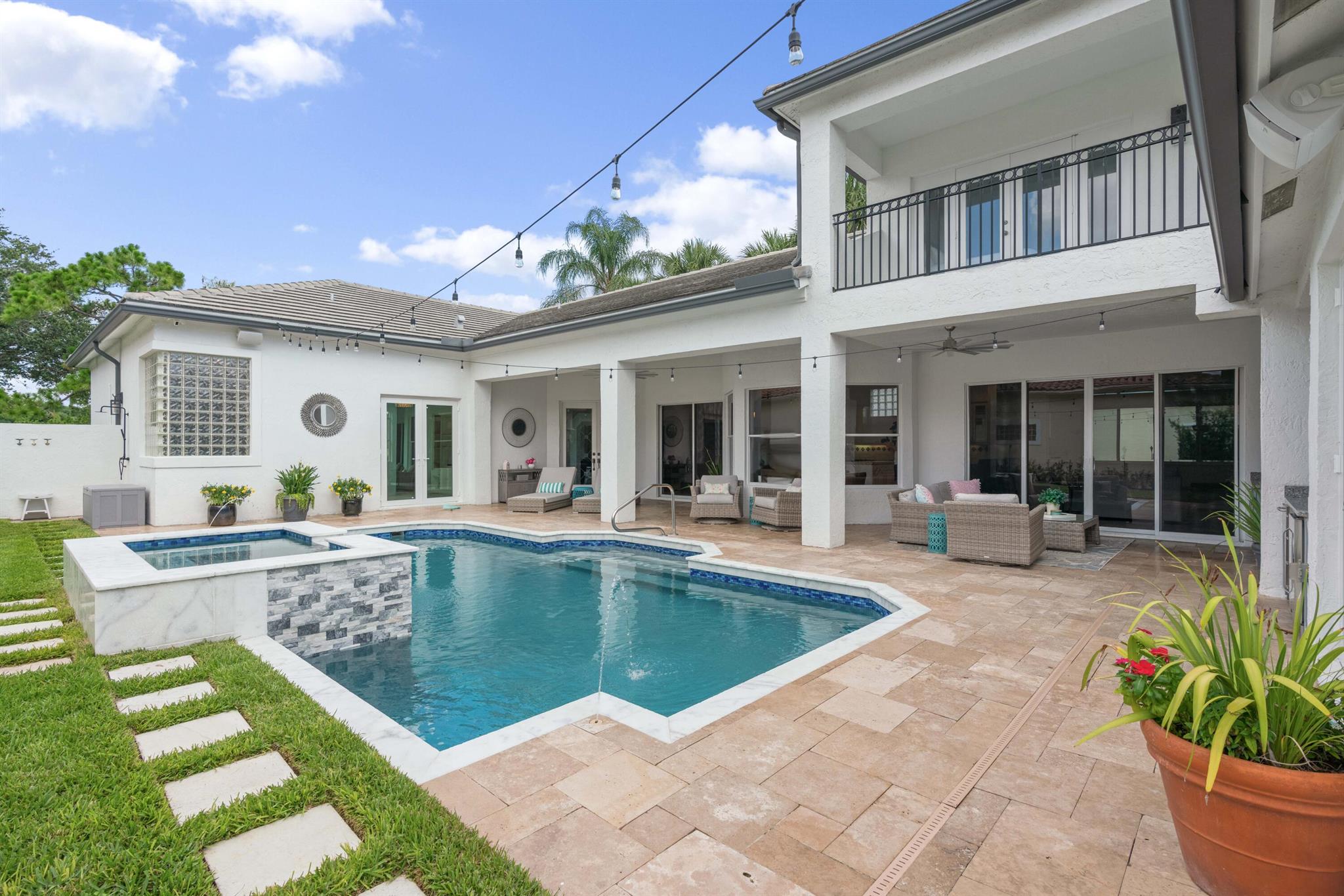 ADMIRALS COVE - Residential