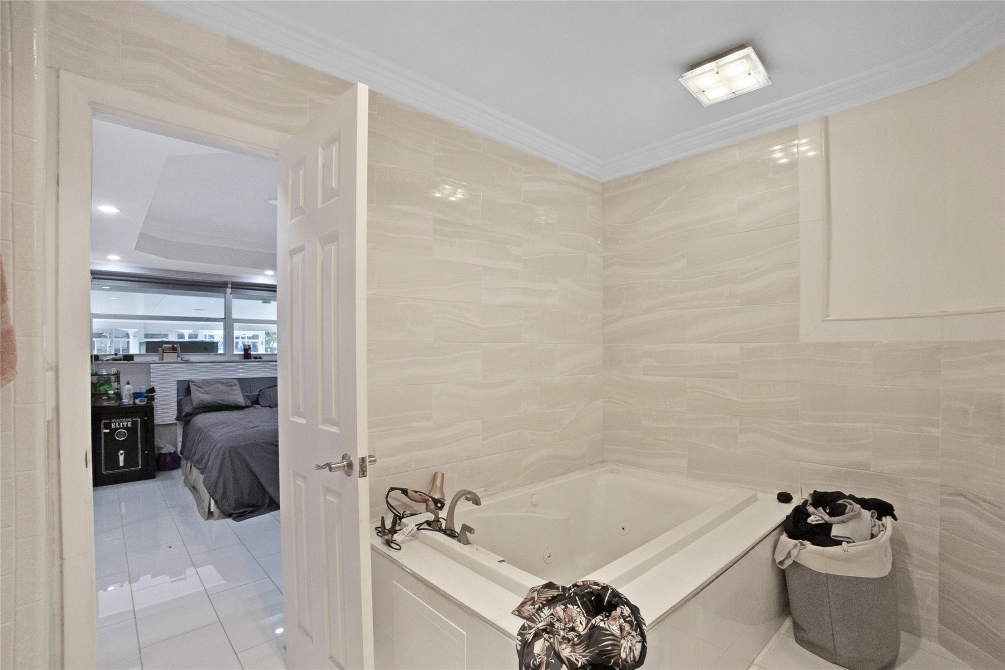 Country Club Isles 42-40 - Residential